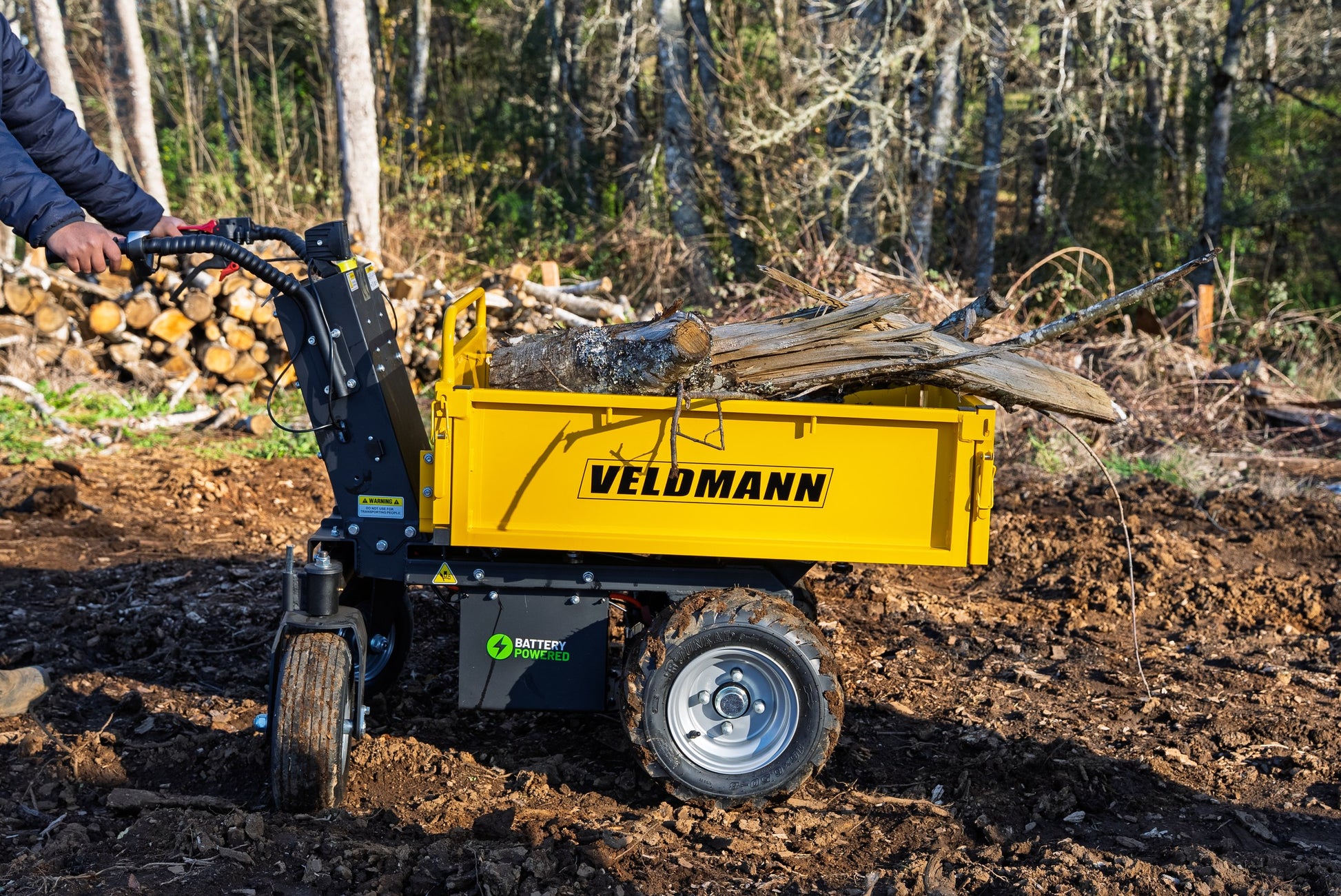 Volquete Eléctrico Veldmann E50 cargado con leña en terreno forestal